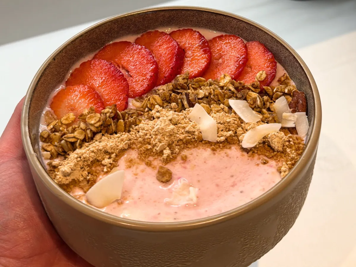 Vanilla Strawberry Smoothie Bowl